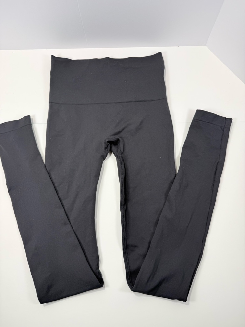 SKIMS Black High-Rise Leggings - Picture 2 of 7